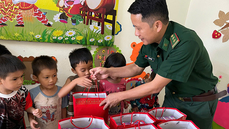 Bộ đội Biên phòng tặng quà cho trẻ em ở xã Yên Khương.