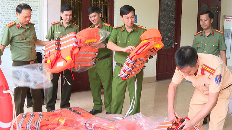 Các đơn vị Công an nhận áo phao cứu sinh.