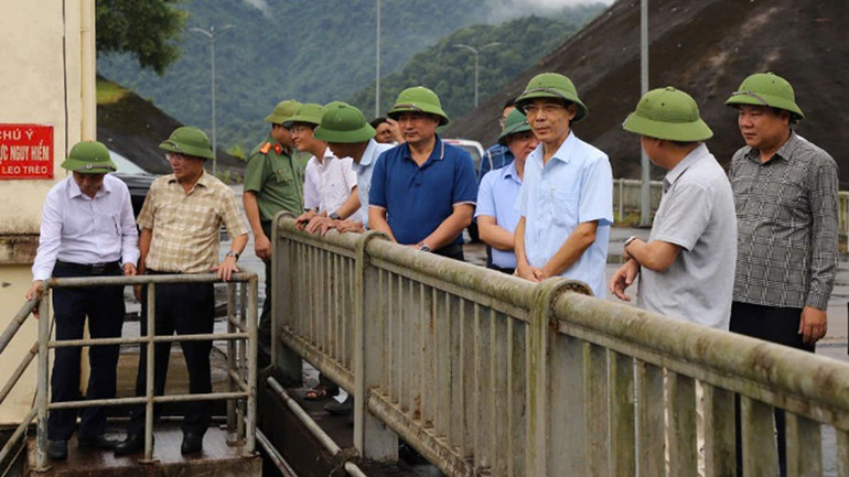 Lãnh đạo Ủy ban nhân dân tỉnh Thanh Hóa cùng các thành viên đoàn công tác kiểm tra công trình thủy lợi ở thượng du Thanh Hóa.