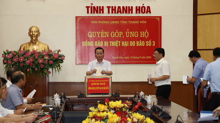 Cán bộ, Ủy viên Ủy ban nhân dân tỉnh Thanh Hóa quyên góp, trợ giúp các địa phương bị thiệt hại do bão số 3 gây ra.