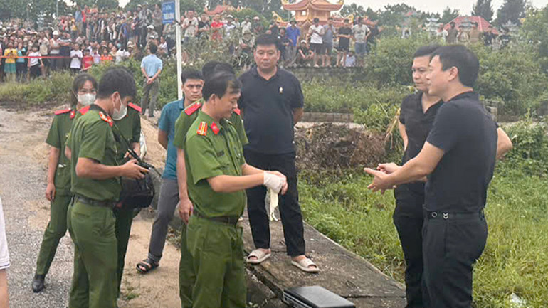 Lực lượng Công an triển khai khám nghiệm hiện trường, phục vụ điều tra.