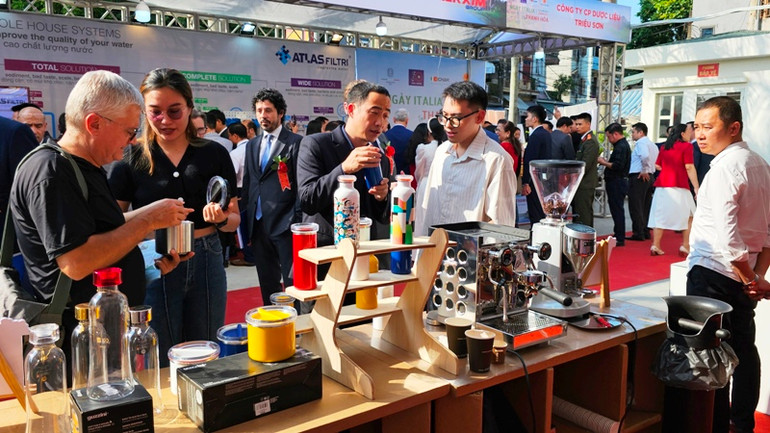 Đại biểu Thanh Hóa và Italia tham quan, trao đổi về sản phẩm thủ công nghiệp. Đại biểu Thanh Hóa và Italia tham quan, trao đổi về sản phẩm thủ công nghiệp.