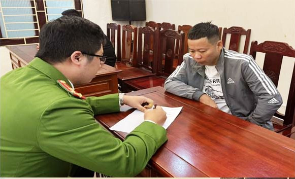 Công an xét hỏi đối tượng liên quan.