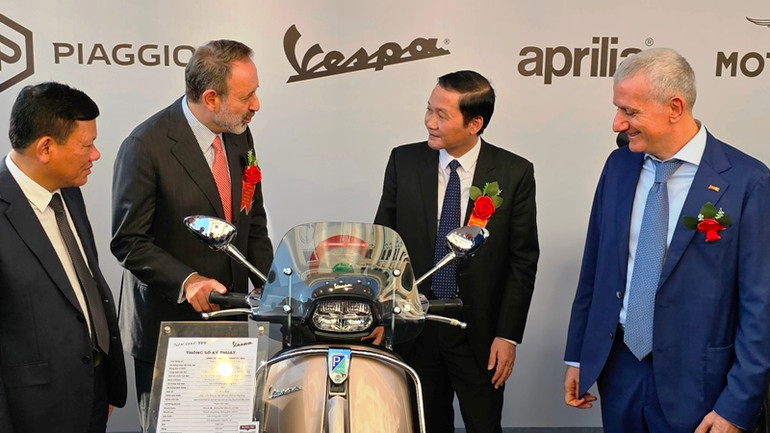 Lãnh đạo tỉnh Thanh Hóa và Italia tham quan, trao đổi về sản phẩm xe máy điện. Lãnh đạo tỉnh Thanh Hóa và Italia tham quan, trao đổi về sản phẩm xe máy điện.