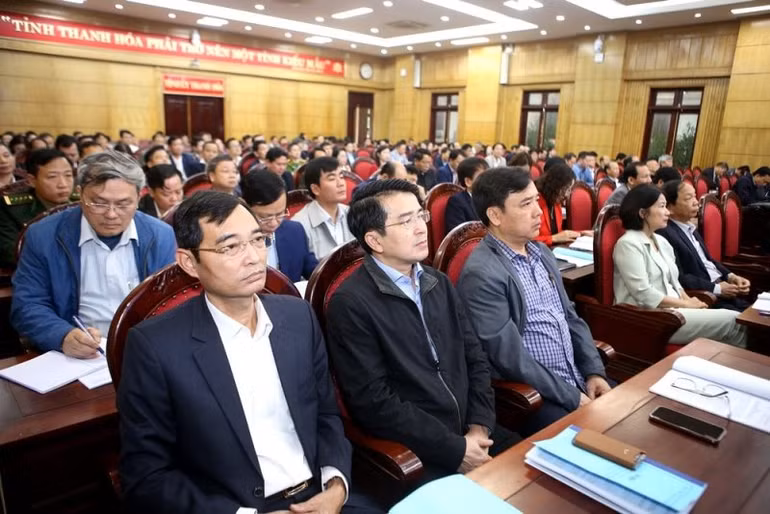 Các cán bộ, đảng viên nghiên cứu, học tập, quán triệt các Nghị quyết của Đảng.