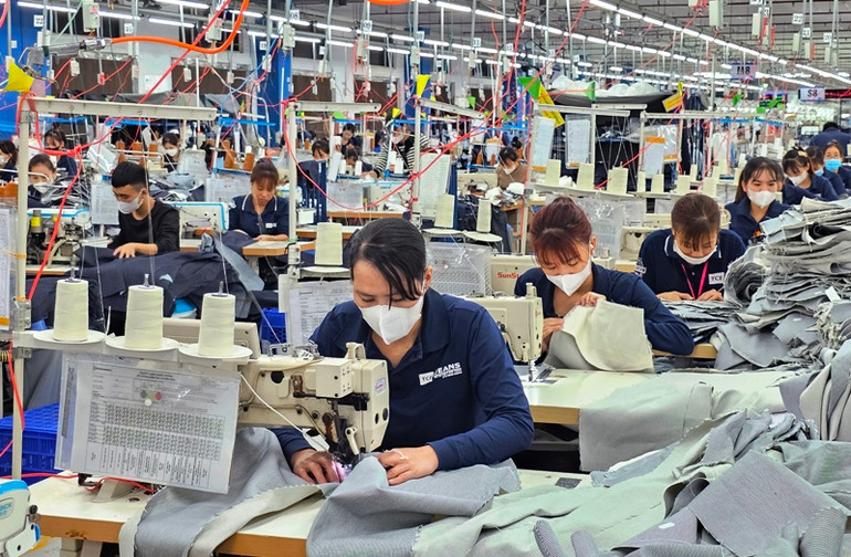 Công nhân lao động làm việc tại nhà máy may công nghiệp tại huyện Hoằng Hóa, tỉnh Thanh Hóa.