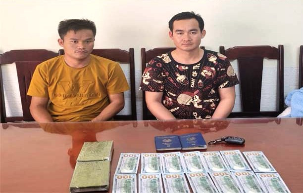 2 đối tượng người Lào bị bắt giữ cùng ma túy, tang vật.