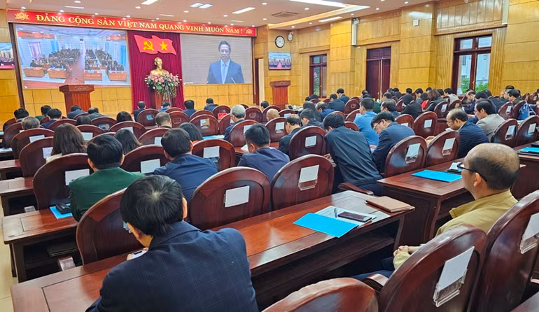 Các đại biểu học tập, quán triệt các Nghị quyết Hội nghị Trung ương lần thứ 8 tại Tỉnh ủy Thanh Hóa.