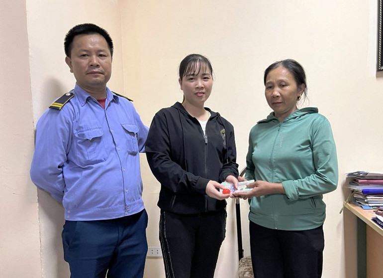 Chị Tươi cùng bảo vệ Bệnh viện đa khoa tỉnh Thanh Hóa trao trả tài sản cho người đánh rơi.