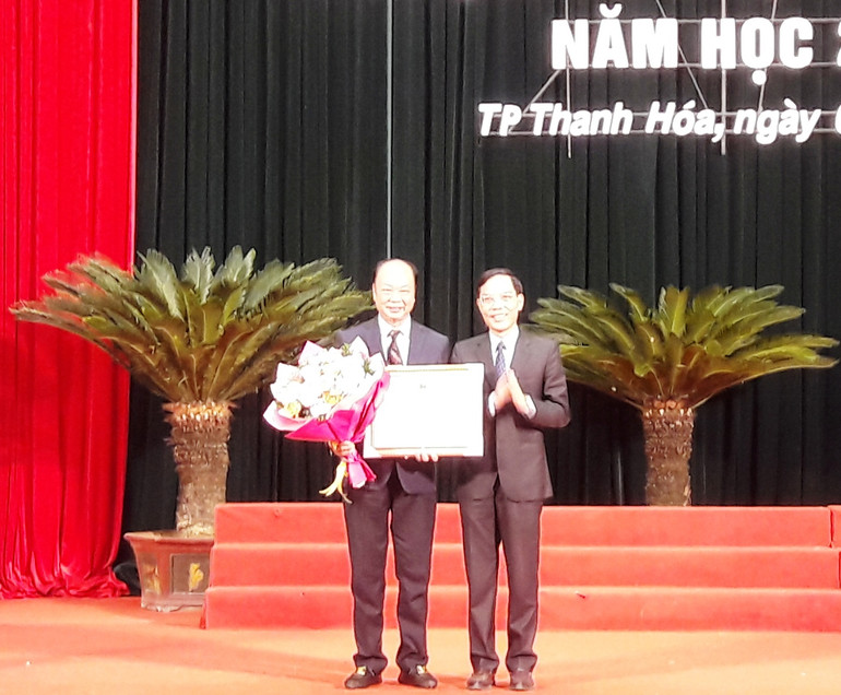 Lãnh đạo Ủy ban nhân dân tỉnh Thanh Hóa trao tặng Bằng khen cho Quỹ khuyến học, khuyến tài Nguyễn Đan Quế