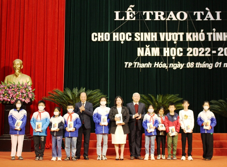 Nhà tài trợ cùng Hội khuyến học trao tặng máy tính bảng cho học sinh hiếu học ở Thanh Hóa