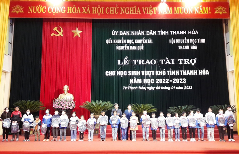 Nhà tài trợ trao quà, học bổng cho học sinh Thanh Hóa