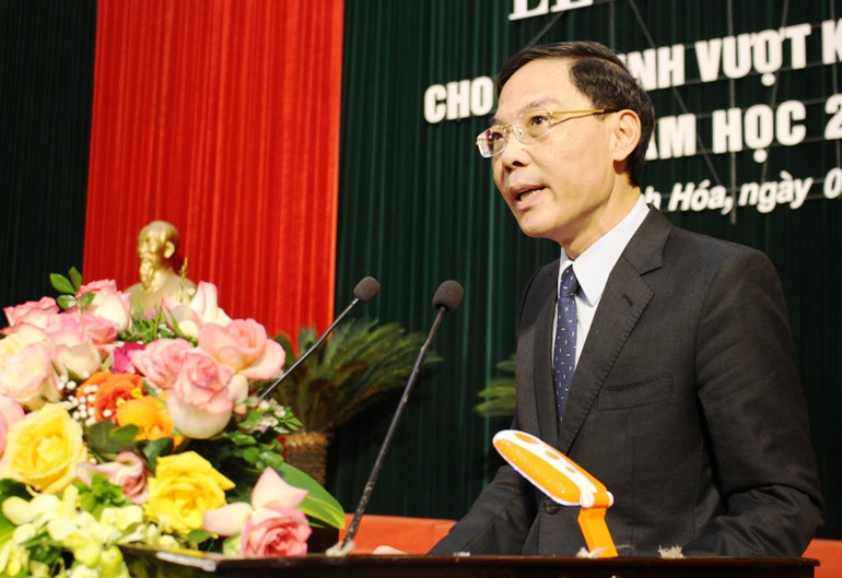 Phó Chủ tịch Ủy ban nhân dân tỉnh Thanh Hóa Đầu Thanh Tùng phát biểu tại lễ trao học bổng