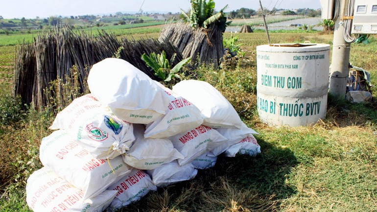 Để giảm thiểu chất thải trong sản xuất cà-phê, cần nâng cao nhận thức của các bên, như thu gom, vận chuyển, phân loại, xử lý, tái sử dụng… Để giảm thiểu chất thải trong sản xuất cà-phê, cần nâng cao nhận thức của các bên, như thu gom, vận chuyển, phân loại, xử lý, tái sử dụng…