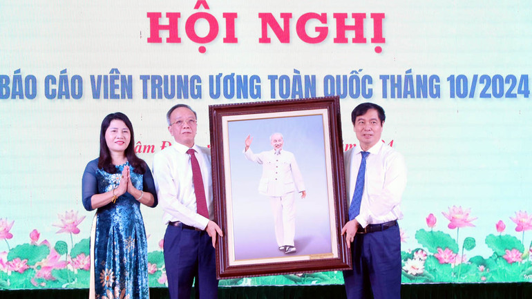 Lãnh đạo Ban Tuyên giáo Trung ương tặng ảnh chân dung Chủ tịch Hồ Chí Minh cho Tập đoàn Công nghiệp than-khoáng sản Việt Nam.