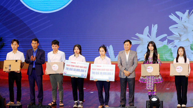 Chương trình trao 2 suất học bổng đặc biệt trị giá 50 triệu đồng/suốt 4 năm học và 4 laptop tặng tân sinh viên đặc biệt khó khăn, thiếu thiết bị học tập.