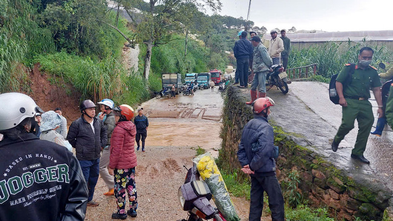 Lực lượng chức năng và người dân tại hiện trường.