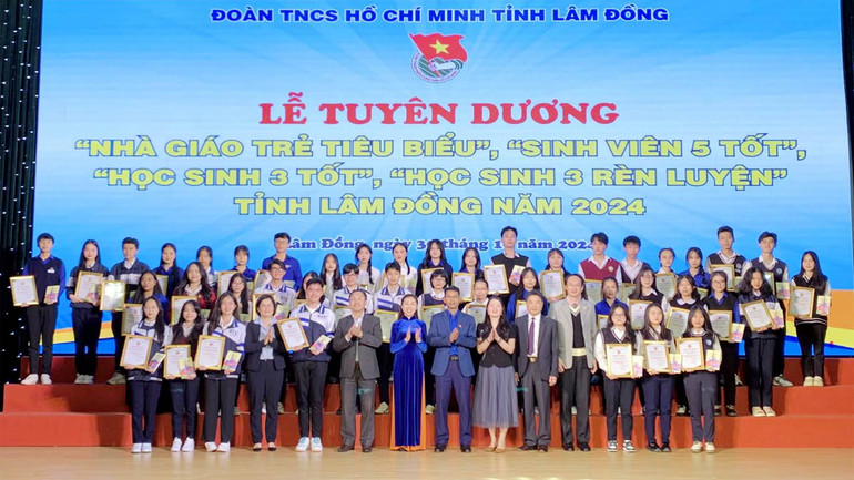 Đại biểu và các cá nhân tiêu biểu tại lễ tuyên dương.