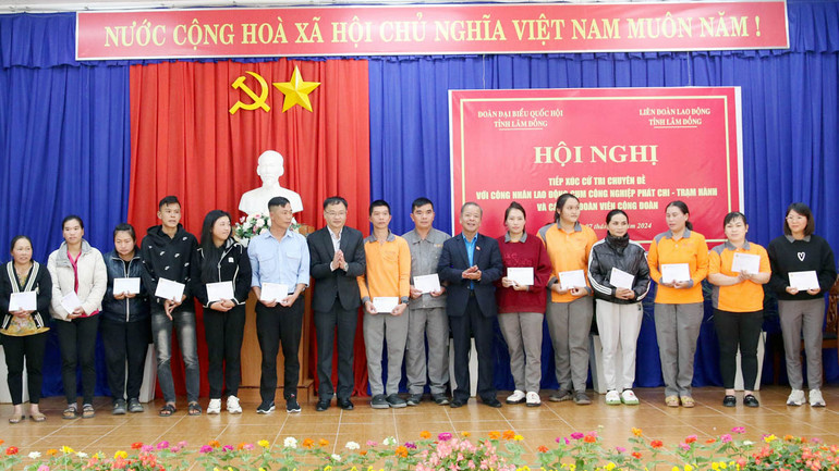 Chủ tịch Liên đoàn Lao động tỉnh Lâm Đồng Hoàng Liên và Chủ tịch Ủy ban nhân dân thành phố Đà Lạt trao quà tặng công nhân lao động có hoàn cảnh khó khăn.