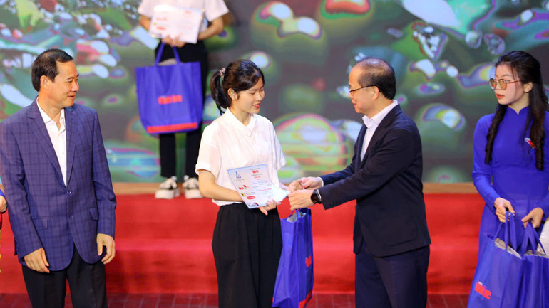 Phó Tổng Biên tập báo Tuổi Trẻ Lê Xuân Trung trao học bổng "Tiếp sức đến trường" tặng sinh viên có hoàn cảnh khó khăn khu vực Tây Nguyên.