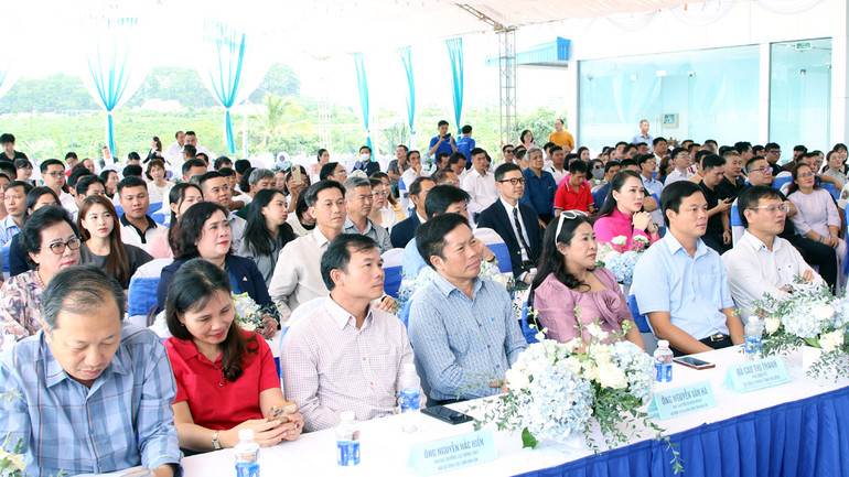 Đại biểu tham dự buổi lễ.