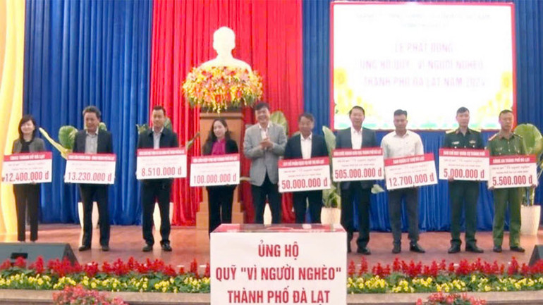 Các cơ quan, đơn vị ủng hộ Quỹ Vì người nghèo thành phố Đà Lạt tại Lễ phát động.