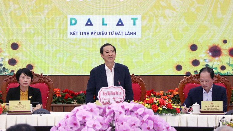 Quyền Bí thư Tỉnh ủy Lâm Đồng Nguyễn Thái Học phát biểu ý kiến tại hội nghị.