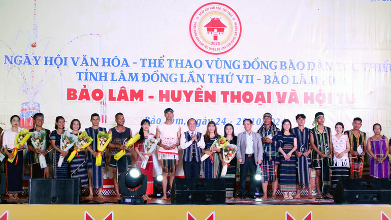 Ban tổ chức tặng hoa cho đại diện các đoàn nghệ nhân dự ngày hội.