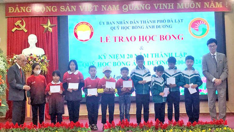 Đại diện Quỹ học bổng Ánh Dương trao học bổng tặng học sinh có hoàn cảnh khó khăn trên địa bàn thành phố Đà Lạt.