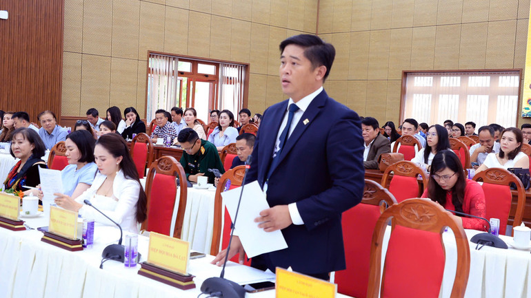 Đại diện doanh nghiệp trình bày ý kiến tại hội nghị.