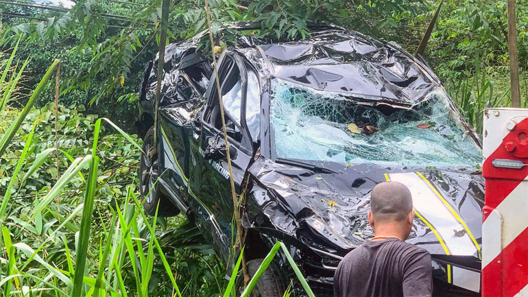 Ô-tô được đưa lên khỏi vực sâu trong tình trạng hư hỏng nặng. (Ảnh: N.Q)