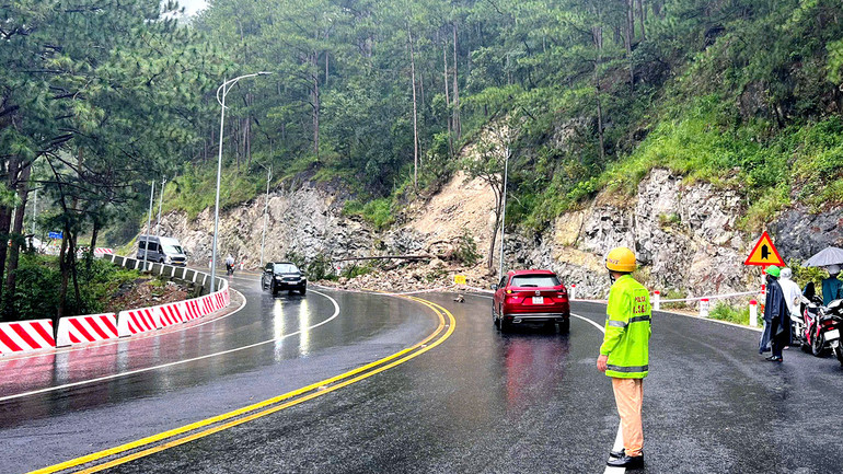 Lực lượng cảnh sát giao thông triển khai công tác bảo đảm an toàn giao thông. Lực lượng cảnh sát giao thông triển khai công tác bảo đảm an toàn giao thông.