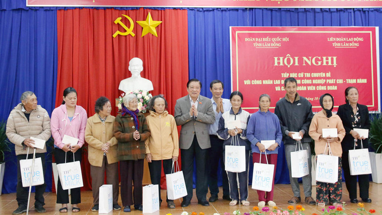 Đồng chí Phan Đình Trạc và đồng chí Nguyễn Thái Học trao quà tặng các gia đình chính sách trên địa bàn xã Trạm Hành, thành phố Đà Lạt.