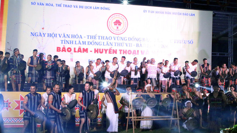 Màn diễn tấu cồng chiêng tại đêm khai hội.