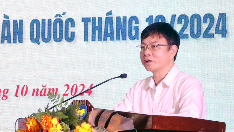 Phó Trưởng Ban Đối ngoại Trung ương Ngô Lê Văn thông tin chuyên đề tại hội nghị.