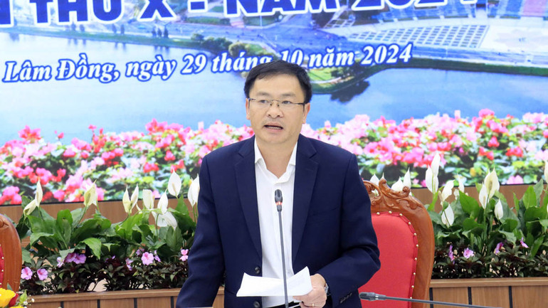 Chủ tịch Ủy ban nhân dân thành phố Đà Lạt Đặng Quang Tú thông tin tại buổi họp báo.