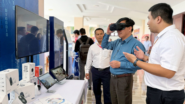 Trải nghiệm công nghệ số tại Chương trình hưởng ứng Ngày Chuyển đổi số quốc gia 2024.