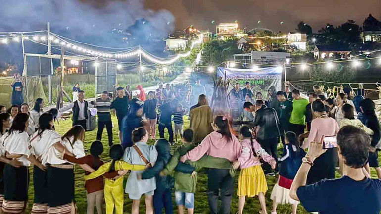 Du khách trải nghiệm tại điểm du lịch canh nông Avocado Farm, huyện Đơn Dương, Lâm Đồng.