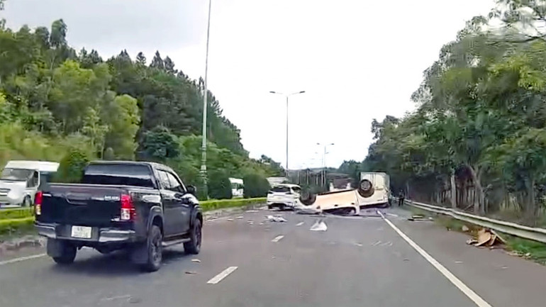 Xe bán tải lật ngửa trên cao tốc.