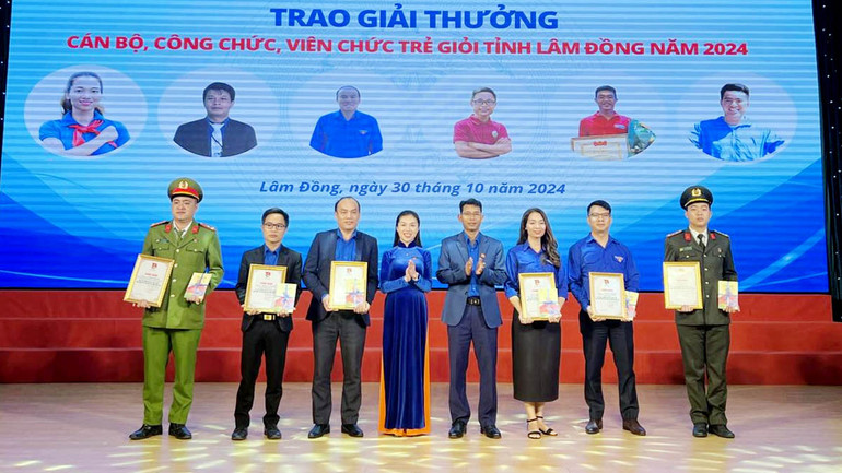Tỉnh đoàn Lâm Đồng trao giải thưởng “Cán bộ, công chức, viên chức trẻ giỏi” năm 2024.