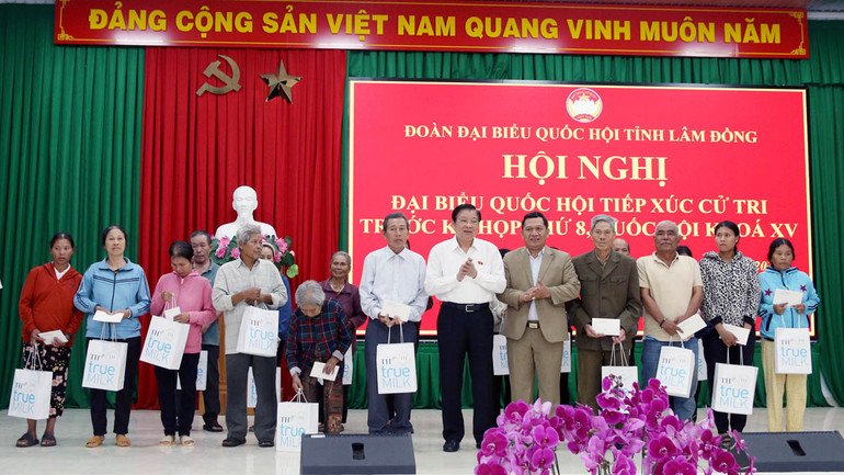 Đồng chí Phan Đình Trạc và đồng chí K'Mák, Ủy viên Ban Thường vụ Tỉnh ủy, Phó Chủ tịch Hội đồng nhân dân tỉnh Lâm Đồng trao quà tặng các gia đình chính sách trên địa bàn xã Ninh Gia, huyện Đức Trọng.