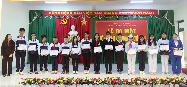 Khen thưởng các học sinh có những bài viết xuất sắc về Chủ tịch Hồ Chí Minh. Khen thưởng các học sinh có những bài viết xuất sắc về Chủ tịch Hồ Chí Minh.