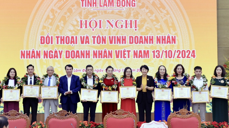 Lãnh đạo Hội đồng nhân dân và Ủy ban nhân dân tỉnh Lâm Đồng tôn vinh các doanh nhân tiêu biểu.