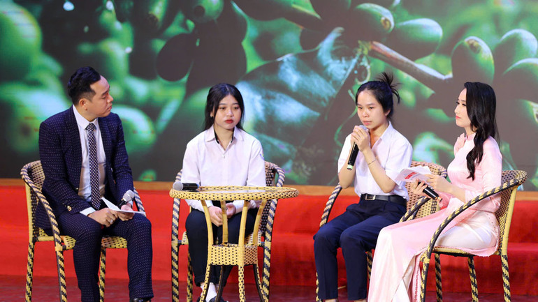 Tân sinh viên Phạm Thị Nhớ bật khóc vì xúc động tại chương trình giao lưu.