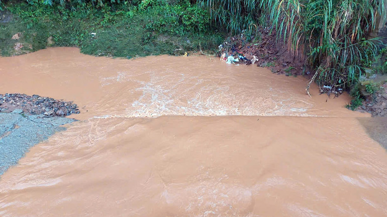 Khu vực đập tràn tại thôn Xuân Thành, nơi xảy ra vụ xe tải bị cuốn chiều 2/10.