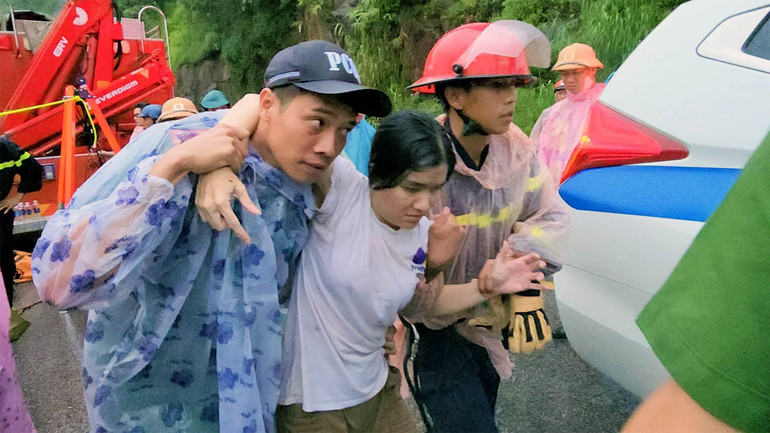 Trần Nguyễn Thu Trang được lực lượng cứu hộ đưa lên khỏi vực sâu trong tình trạng bị thương nhẹ.