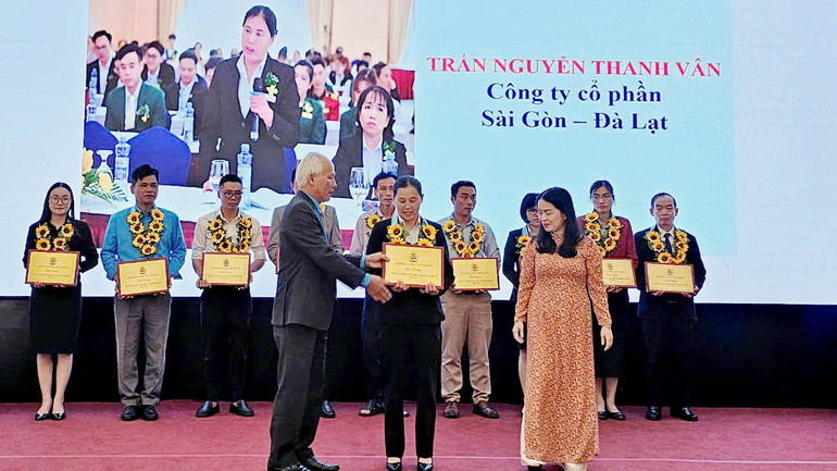 Ban tổ chức biểu dương "người lao động tiêu biểu vì doanh nghiệp" năm 2024.
