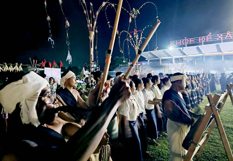 Sắc màu văn hóa trong đêm khai hội.