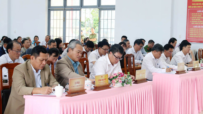 Lãnh đạo tỉnh Lâm Đồng và huyện Đức Trọng tại buổi tiếp xúc cử tri.