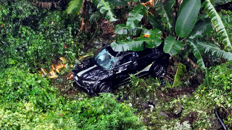 Xe con rơi vực sâu khoảng 50m trên đèo Bảo Lộc.